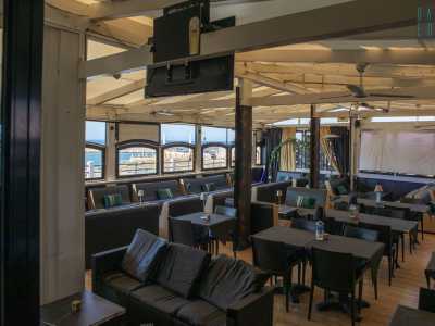 Una volta entrati e superato il bar accediamo a un ambiente con numerosi tavolini